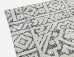 LIA knitted polyester rug 6'x9'