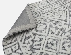 MILT knitted polyester rug 6'x9'
